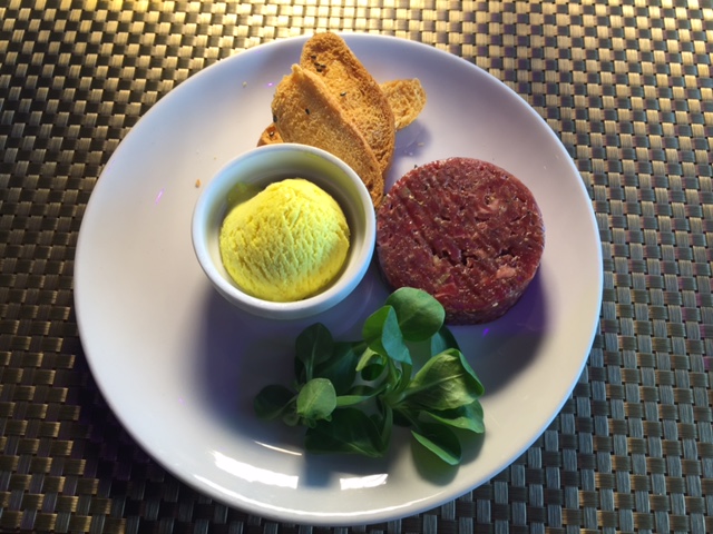 steak tartar de solomillo con helado de coco y curry